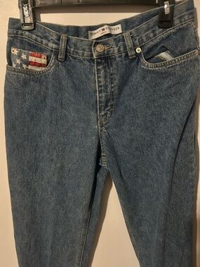 Tommy Hilfiger Women's Straight Leg Jeans in Blue Denim with Flag Pocket Accent